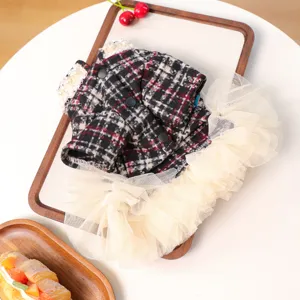 Detailansicht des niedlichen Haustierkleids mit kariertem Tweed, Perlen und Tüll-Rock.