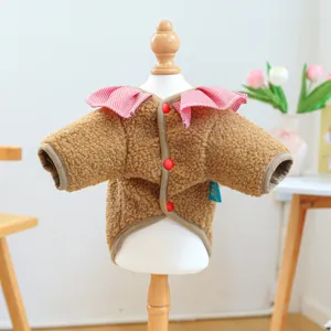 Abrigo de forro polar marron para mascotas con cuello de cuadros rojo y botones detalle.