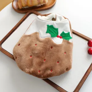 Vista dettagliata di vestiti senza maniche in peluche per animali stile pudding di Natale.