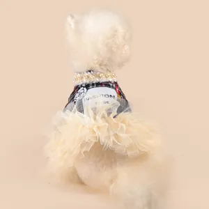 Tweed Perlenkragen Welpenkleid Haustierbekleidung Detailaufnahme elegante Hundeprinzessin