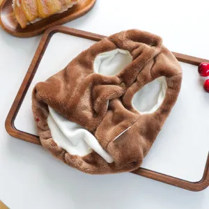 Dettaglio gilet in peluche marrone per animali, morbido caldo cucciolo invernale senza maniche.