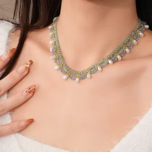 Handgeweven kralenketting met glas kralen en parelbedels, gedetailleerde close-upweergave voor stijl.