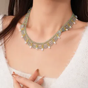 Handgemaakte meerlaagse glazen kralenketting met parelhangers, elegante choker voor dames.