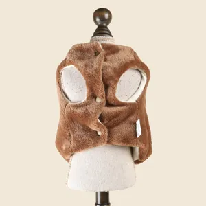 Dettaglio gilet in peluche marrone per cani con morbido pile e bottoni anteriori