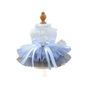 Belle robe princesse pour chien en dentelle et tulle bleu, vêtement mariage pour chiot.