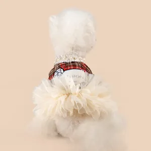 Kariertes Haustierkleid mit Perlenkragen und Tüllrock, stilvolle Welpenkleidung für kleine Hunde.
