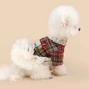 Süßes Karo Hundekleid Detail mit elegante Perlenkragen und Tüllrock für Welpen.