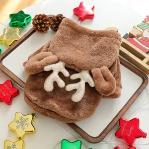Vista dettagliata del costume in peluche marrone per animali con corna di renna dorate.