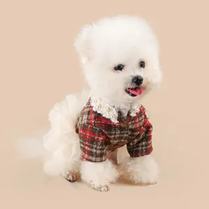 Niedliches Haustier Hundekleid mit klassischem Karo-Muster, elegantem Perlenkragen und weißem Tüllrock.