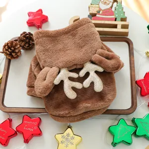 Simpatico costume per animali in pile marrone con corna di renna glitterate per Natale.