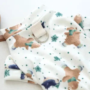 Primer plano de ropa de invierno para mascotas, forro polar suave con osito y anilla D.