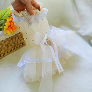 Niedliches Welpen Haustierkleid Detail mit feinen Spitzen Mesh Lagen und Schleife für kleine Hunde
