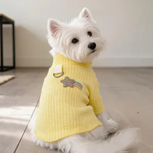 Vista dettagliata maglione per animali in maglia gialla, collo alto con toppa arcobaleno stella.
