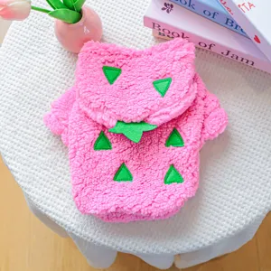 Niedliche erdbeer-design rosa plüsch haustierkleidung für kleine hunde welpen foto outfit.