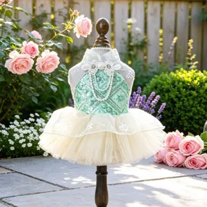 Squisito dettaglio dell'abito per animali verde menta, paillettes e perle, stile carino.