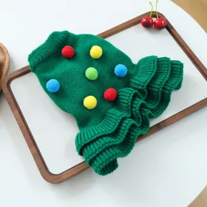 Simpatico maglione natalizio per animali domestici, vestiti in maglia verde con pon pon colorati.