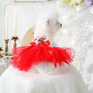 Detailansicht des süßen Haustier-Netzkleides mit Cupido-Bärchen-Stickerei und rotem Lagen-Tüll.