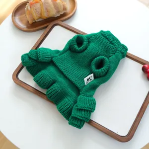 Dettaglio maglione lavorato a maglia verde, grazioso design volant albero di Natale piccolo.