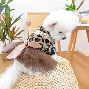 Vista dettagliata del vestito leopardato in tulle per cuccioli, abbigliamento per cani.