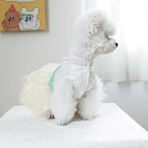 Bellissimo abito in pizzo per cani di piccola taglia, elegante vestito da festa per animali.