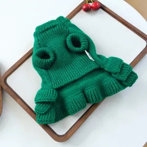 Vista dettagliata del maglione in maglia verde per animali con orlo a volant per cuccioli.
