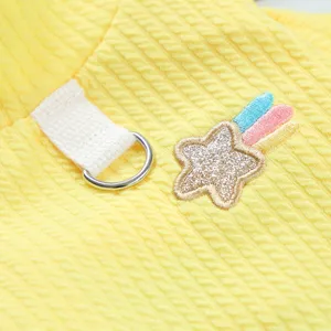 Dettaglio vestiti per cani carini camicia base gialla con ricamo stella glitterata e anello D