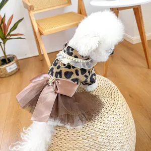 Bellissimo vestito leopardato per cani piccoli con colletto di perle e grande fiocco.