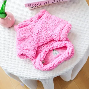 Rosa flauschige Haustierkleidung für kleine Hunde und Welpen, gemütliche Outfits.