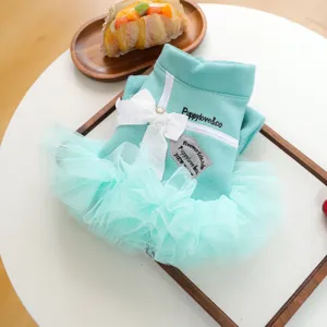 Bellissimo vestito invernale per cani piccoli blu lago con fiocco bianco e gonna in tulle.