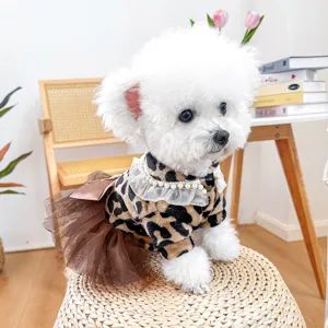 Bellissimo vestito leopardato per cani con colletto di perle e gonna in tulle per piccoli autunno.