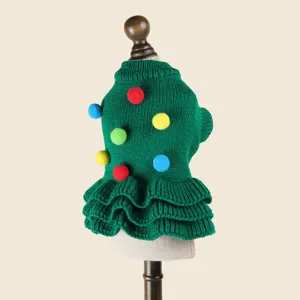 Maglione natalizio verde per animali con pon pon colorati e volant per cani piccoli dettaglio.