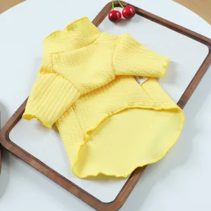 Maglione giallo per piccoli cuccioli, morbidi vestiti carini per animali domestici in inverno.