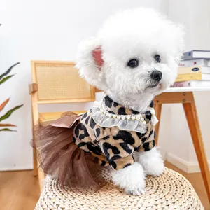 Cane carino autunno inverno abito leopardato con colletto di perle e gonna in tulle.