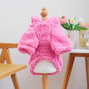 Süßer rosa Plüsch Haustier Hoodie Detail, weiche Fleece Hundekleidung für kleine Welpen Alltag.
