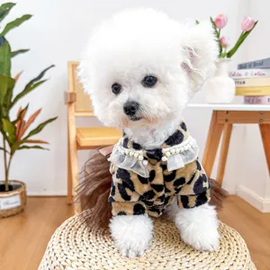 Grazioso vestito tutu per cani, cappotto leopardato alla moda con perle per cuccioli.