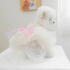 Nahaufnahme eines süßen Haustier-Tüllkleides für kleine Hunde mit mehrlagigem Regenbogen-Tüll.