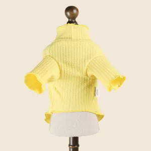 Vista dettagliata del maglione in maglia gialla per animali con colletto a volanti cuccioli.