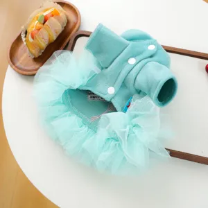 Grazioso vestito invernale per cani in azzurro con gonna in tulle per cuccioli.