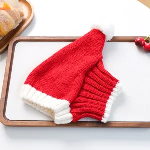 Détail de bonnet de Noël pour animal en tricot rouge et blanc, pompon mignon pour chiens et chats.