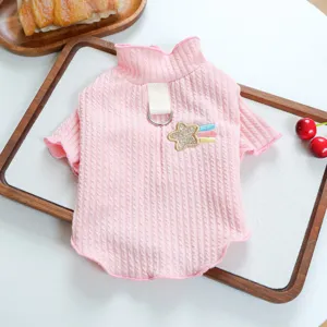 Dettaglio maglione cane rosa, pullover lavorato a maglia per cucciolo con anello D e stella.