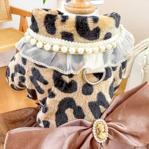 Vista dettagliata dell'abito leopardato per cani, con colletto in pizzo di perle e fiocco chic.