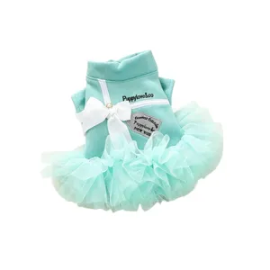 Abito principessa blu per cani piccoli, con un fiocco bianco e una gonna in tulle.