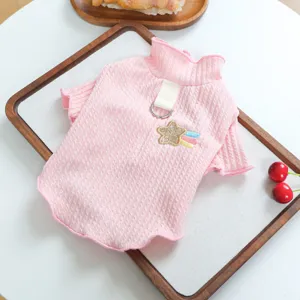 Maglione rosa a collo alto per cani con anello guinzaglio integrato e dettaglio stella ricamata.