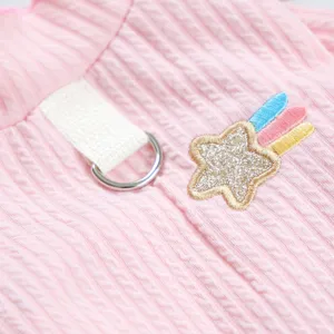 Dettaglio vestito per cane rosa con anello D in metallo e simpatica ricamo stella.
