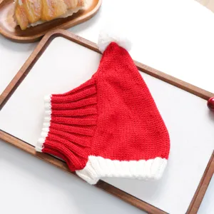 Gros plan détaillé du bonnet de Noël tricoté rouge et blanc pour animal avec pompon.