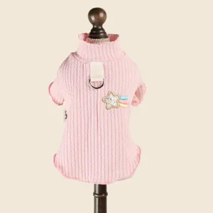 Vista dettagliata maglione per cani in maglia rosa, dolcevita con ricamo di stelle carino.