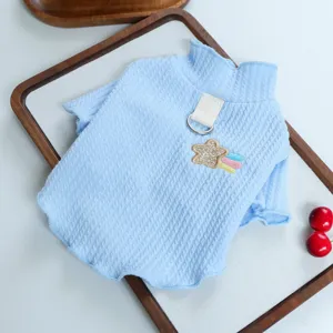Primo piano dettagliato del maglione per cani azzurro con anello guinzaglio e simpatica toppa stella.