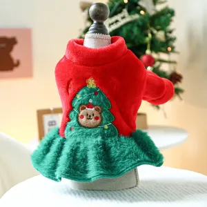 Bellissimo vestito di peluche per cani con ricamo di albero di Natale e orso invernale.