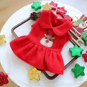 Rotes Weihnachtshaustierkleid für kleine Hunde und Katzen, mit süßem Rentier-Stickdetail.