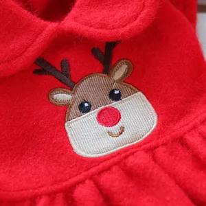 Rotes Plüsch Hundekleid Weihnachten Detail, süße Rentier Stickerei Winterwelpe warme Kleidung